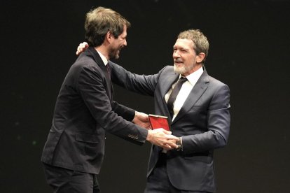 Antonio Banderas y el ministro Ernest Urtasun en la gala de La Academia de Las Artes Escénicas de España