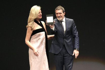 La concejala Irene Carvajal entrega la Medalla de Oro a Antonio Banderas en la gala de La Academia de Las Artes Escénicas de España