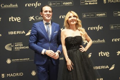 Conrado Íscar, presidente de la Diputación de Valladolid, junto a Cayetana Guillén-Cuervo en la gala de La Academia de Las Artes Escénicas de España