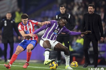 Juma protege el balón en un lance del partido jugado en Zorrilla ante el Atlético de Madrid.