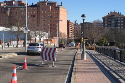 Carril cortado por las obras de la plaza Juan de Austria de Valladolid.