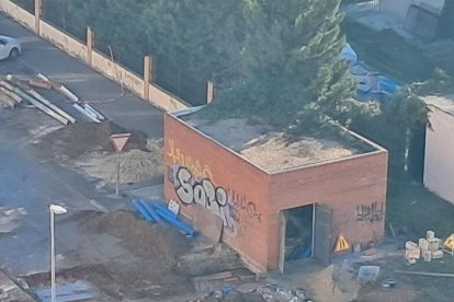 Operarios trabajando en el reventón de la tubería en Torrelago
