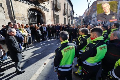 Minuto de silencio por el bombero fallecido en la Diputación de Valladolid.
