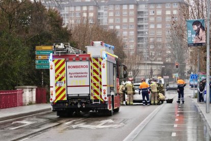 20-Un coche se incendia en el puente de Poniente de la capital.