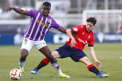 Alani controla el balón ante Osasuna en la Copa del Rey Juvenil
