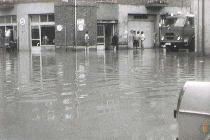 La calle Dársena inundada en 1981 por la rotura del canal.