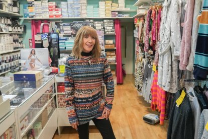 Calle Dársena. Eva Antolín, dueña de la tienda de lencería Lencería Eva, en el número 10.