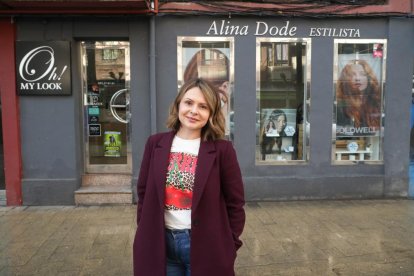 Calle Dársena. Alina Dode, dueña de la peluquería Oh My Look, en el número 7.