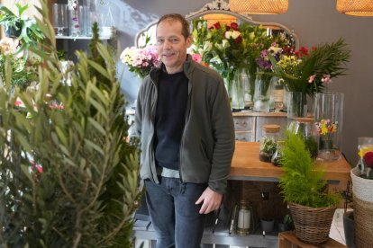 Calle Dársena. Ricardo Rodríguez, dueño de la floristería Yerba, en el número 8.