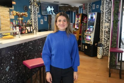 Calle Dársena. Valeria Díaz, trabajadora de la cafetería Flor, en la esquina con la calle Villanubla.