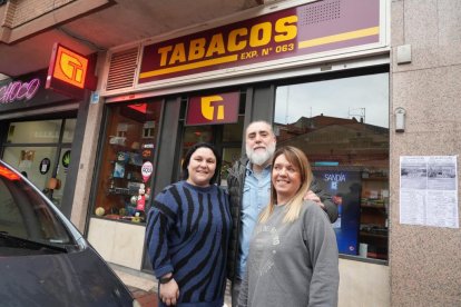 Calle Dársena. María Lajo, Héctor Cornejo y Marta Cornejo, equipo del estanco Dársena, en el número 13.