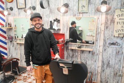 Calle Dársena. Aitor Rubio, dueño de la peluquería Urban Style, en el número 13.