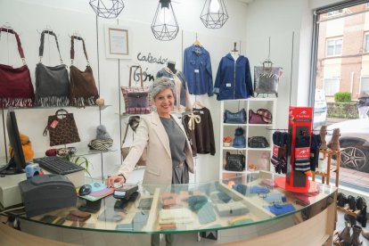 Calle Dársena. Esperanza Gómez, dueña de la tienda de moda y calzados Calzados Gómez, en el número 15.