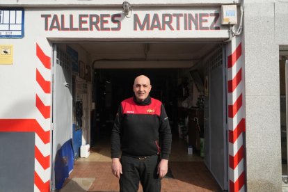 Calle Dársena. José Manuel Martínez, dueño del taller de reparación de vehículos Talleres Martínez Bausela, en el número 34.