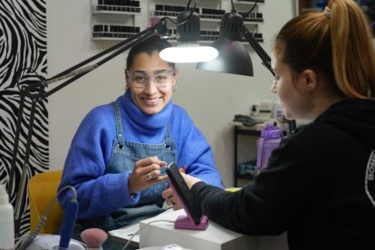 Calle Dársena. Laura Ramírez, dueña del salón de uñas Kprich´os, en el número 5.