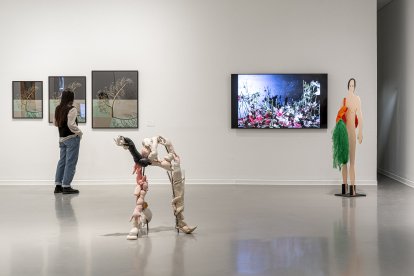 Una imagen de la exposición en La Casa Encendida, con la obra de Saelia Aparicio en primer término.