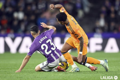 Anuar en una disputa con Rodrygo