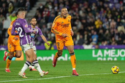 Mbappé celebra uno de sus goles ante Rosa y Anuar.