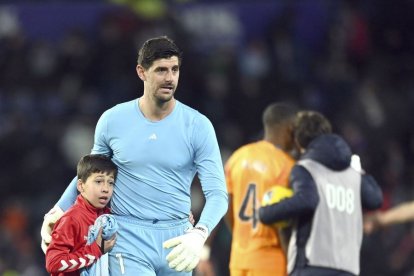 Courtois junto a un recogepelotas.