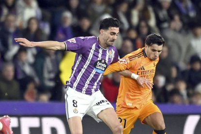 Kike le disputa el balón al madridista Brahim.