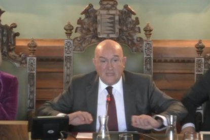 Jesús Julio Carnero durante su discurso en el pleno del Ayuntamiento de Valladolid
