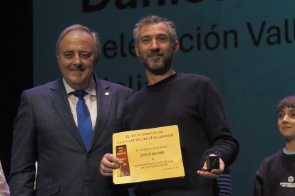 El alcalde de Laguna junto al tío de Daniel Cavia, que recogió el Junco de Oro en su nombre.