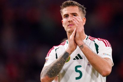 Tamás Nikitscher aplaude después de un partido con la selección de Hungría.