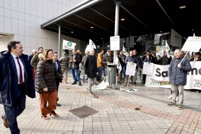 Movilización de UCCL a las puertas de Agraria. En la imagen, la consejera González Corral pasa por delante de la concentración, desde donde la saluda el coordinador de UCCL, González Palacín. ICAL