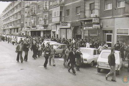 Manifestación en la calle Embajadores en los años 70. Al fondo de la imagen, el histórico cine de la vía.