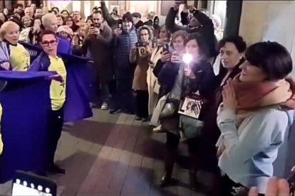 Un momento del baile de la Asociación Afrontamiento activo del dolor Miguel Ángel Galán ante Rozalén.