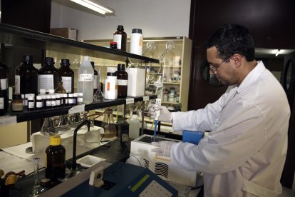 J.C. García, uno de los investigadores del C.I.D.T.A. (centro de investigación y desarrollo tecnológico del agua) que desarrolla funciones de enseñanza, investigación, prueba de filtros para empresas, y analiza aguas con un laboratorio móvil.
