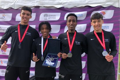 Soufien Isam, Kuma Barrios, Keno García y Álex Sierpes, posan con sus medallas de plata.
