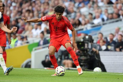 Adam Aznou, en un partido con el Bayern.