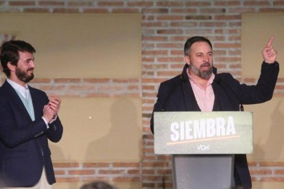 Gallardo y Abascal en la noche electoral el 13 de febrero de 2022 en Valladolid