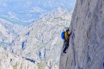 El vallisoletano Israel Martínez , en la Vía Rabada Navarro al Naranjo de Bulnes