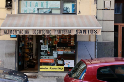 Locutorio de la Calle Nicolás Salmerón, donde la madrugada del 7 de enero ha habido un apuñalamiento.