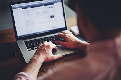 Imagen de archivo de una persona con un ordenador portátil.