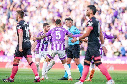 Escudero y Javi Sánchez protestan a Ortiz Arias por el gol 'robado' en 2023.