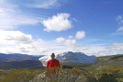 Carlos de Gredos, en el Cerro Gallinero, con la conocida como “Piedra Blanca” al fondo.