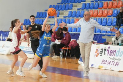 Una acción del último partido de Ponce ante el líder Unibasket.