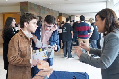 Estudiantes se interesan por las ofertas de las empresas asistentes a la Feria de Empleo.