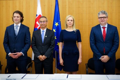 Momento de la firma del acuerdo entre el Gobierno eslovaco, Inobat y Gotion para la megaplanta de baterías de Inobat  en el país eslovaco.