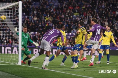 Latasa (14) remata a gol ante Las Palmas tras el pase de cabeza de Marcos André (9); dos delanteros centro.LALIGA