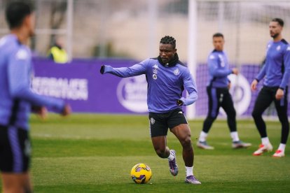 Aidoo con  el balón, en el entrenamiento de ayer.
