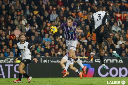 Latasa cabecea un balón ante el Valencia en Mestalla.