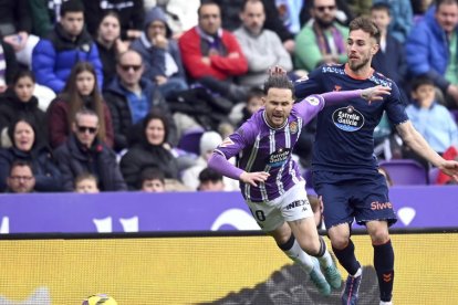 Iván Sánchez cae tras el empujòn del celtista Mingueza.