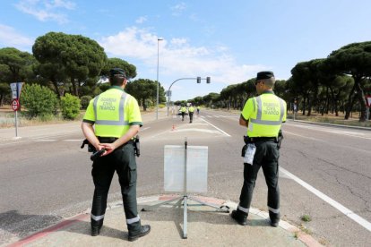 Guardia Civil n un control en la carretera de Rueda, junto a las piscinas de Renault.