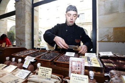 Un maestro artesano realiza una demostración con este producto introducido en la localidad leonesa por Hernán Cortés.