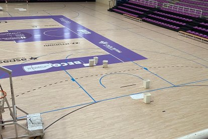 Imagen de la otra mitad del pabellón Pisuerga, con cubos por as goteras, pero que salvan la pista de baloncesto.