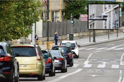 Varios coches acceden a la plaza del Poniente
